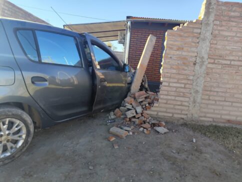 Catriel: auto derrapó y terminó en el patio de una casa