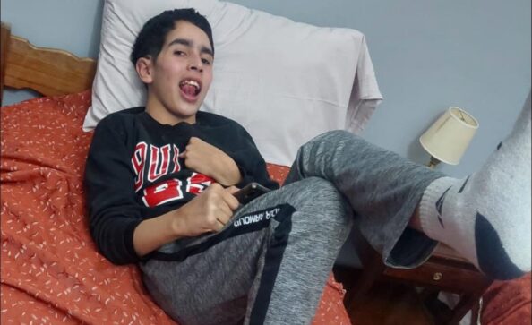 Catriel: Una madre lucha contra el tiempo para devolverle la calidad de vida a su hijo: «Jesús puede recuperar hasta un 80%, pero necesitamos ayuda»