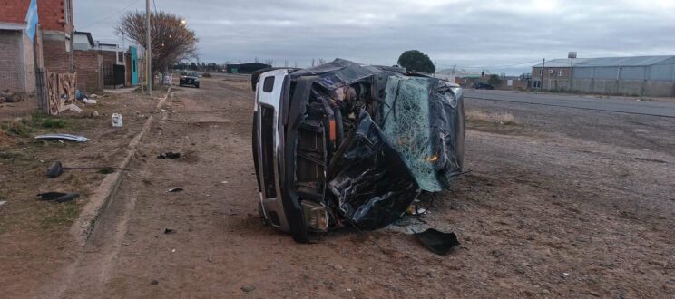 Madrugada accidentada en 25 de Mayo: una camioneta protagonizó un violento vuelco