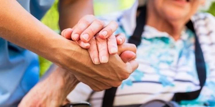 Cuidado de personas mayores: cómo anotarse en este curso con rápida salida laboral