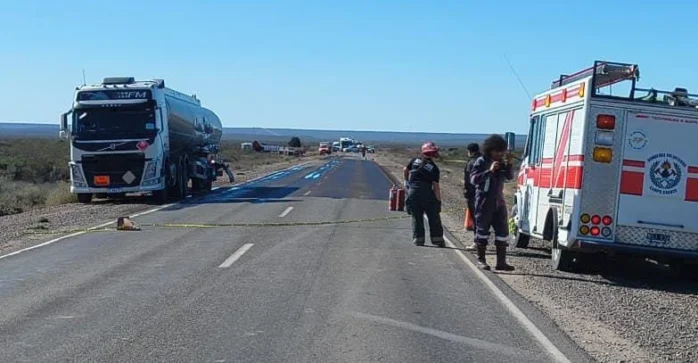 Ruta 151 cortada por choque entre camiones y derrame de combustible. No hubo heridos