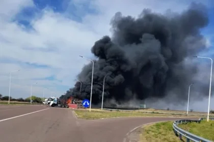 (Video) Otro choque de camiones, ahora en el cruce de las rutas 35 y 18 (La Pampa)