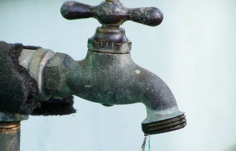 , Catriel: Aguas Rionegrinas repara rotura en barrio YPF
