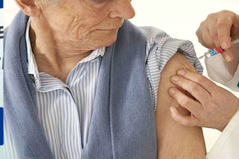Catriel. Se vacuna a mayores de 65 contra Gripe y Neumonia