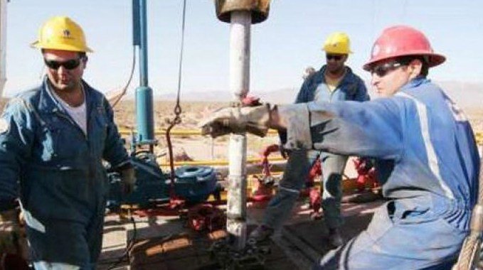 Petroleros acordaron con las operadoras cómo se pagará a los empleados suspendidos