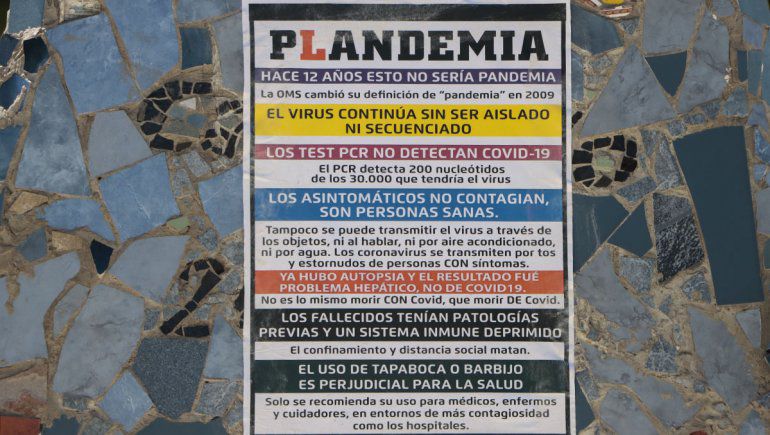 Una pegatina antivacuna despertó las alertas y la polémica - Catriel25Noticias.com carteles antivacuna 2 - Catriel25Noticias.com