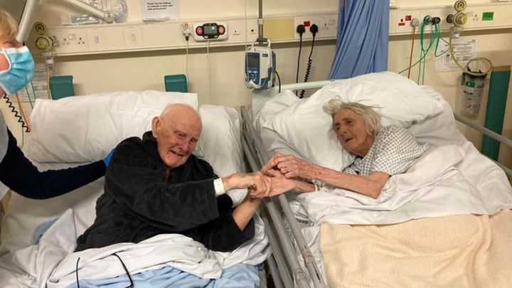 Una pareja de ancianos se despide en el hospital antes de fallecer por coronavirus