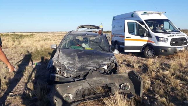 Viajaban de Buenos Aires a Neuquén y volcaron en la "Ruta del Desierto" - Catriel25Noticias.com vuelco ruta 20 5 2 - Catriel25Noticias.com