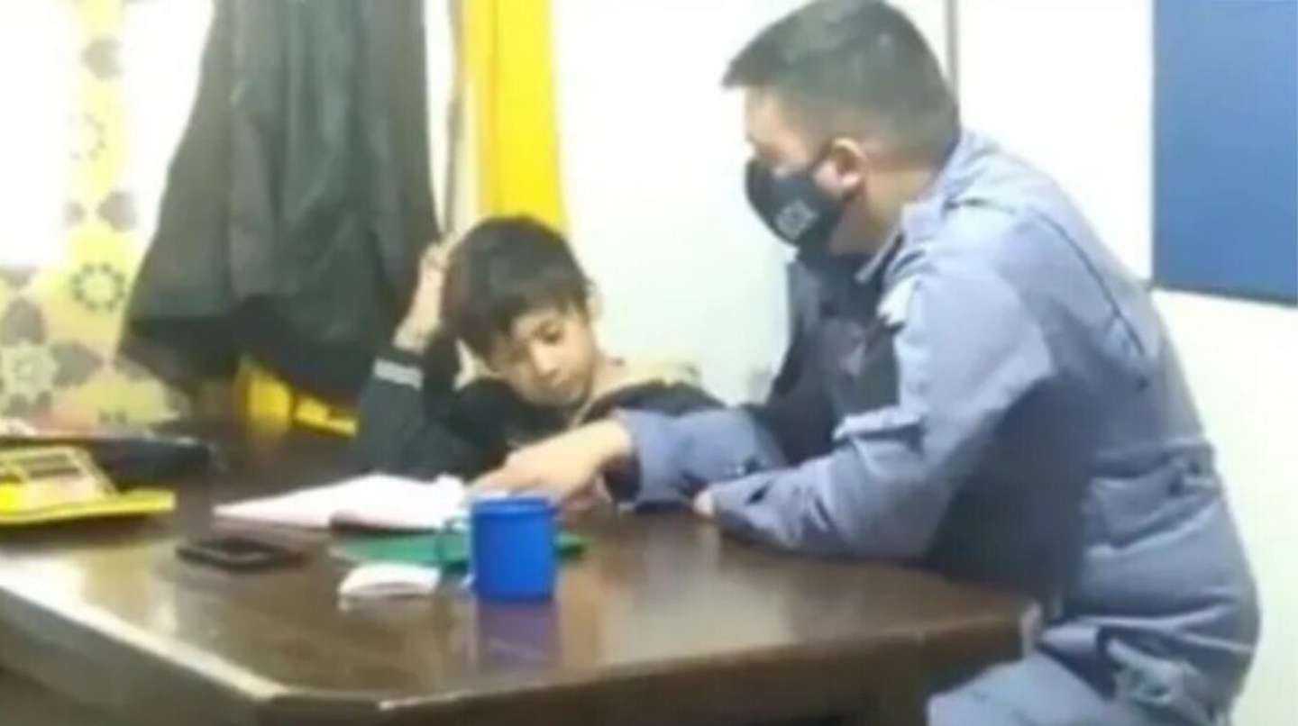 Una mujer llevó a su hijo a una comisaría porque se negaba a hacer la tarea: la conmovedora reacción de los policías