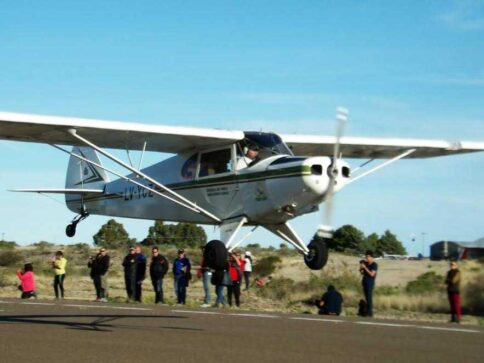 Catriel: inauguran el Aero Club con vuelos y paracaidismo