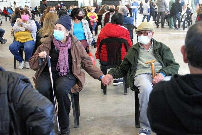 La foto de dos adultos mayores esperando la vacuna que emocionó al país