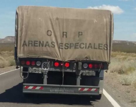 Vaca Muerta podría necesitar 9 millones de toneladas de arena: trenes, barcazas y nuevas rutas para evitar un cuello de botella