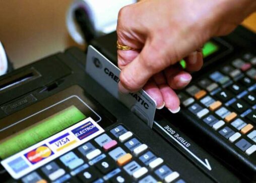Río Negro: comerciantes serán multados por manipular tarjetas de crédito o débito