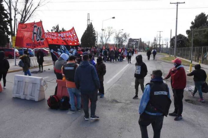 sfp-organizaciones-sociales-cortan-puente-neuquen-cipolleti