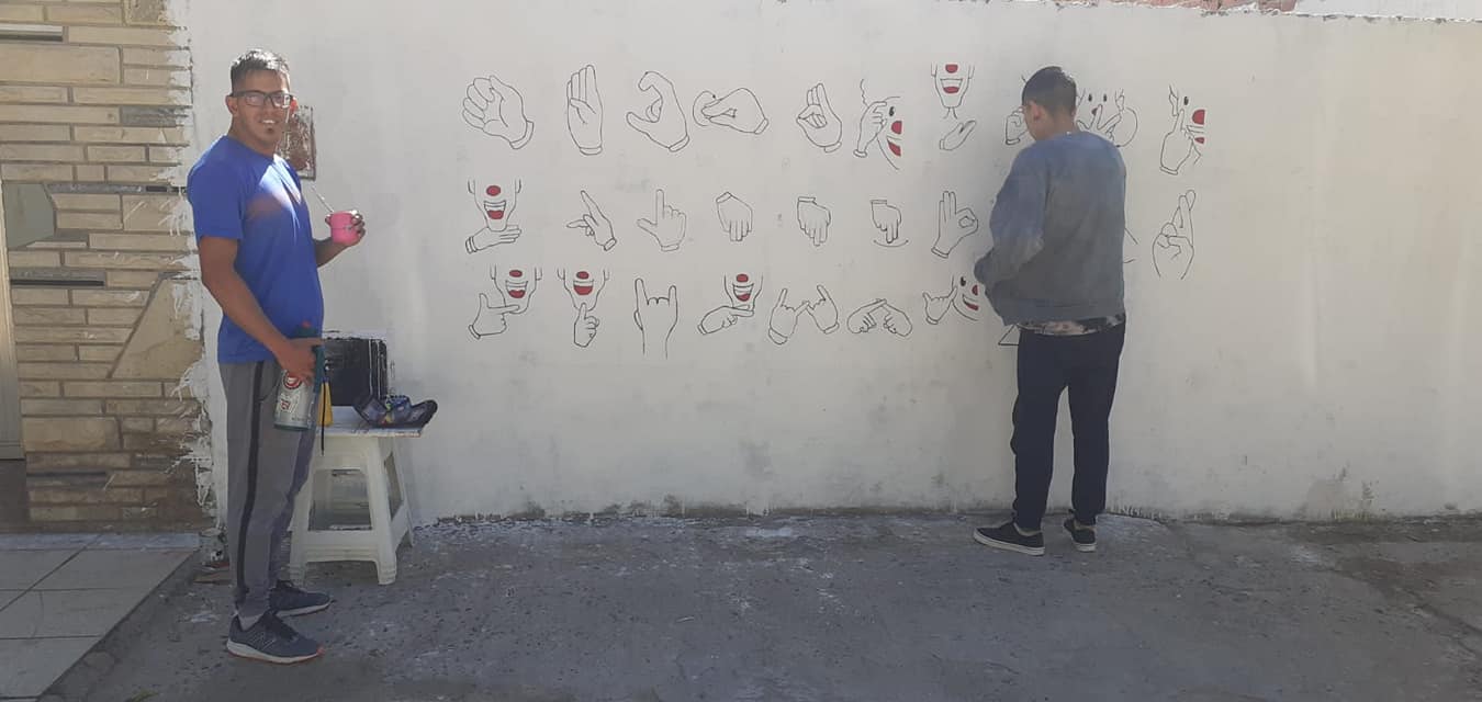 La verdadera inclusión: tiene síndrome de Usher y pintaron un paredón con lenguaje de señas - Catriel25Noticias.com mauricio villegas1 - Catriel25Noticias.com