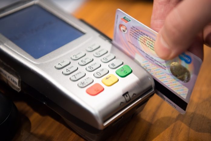 , AFIP: aumentan reintegro para compras con tarjetas de débito