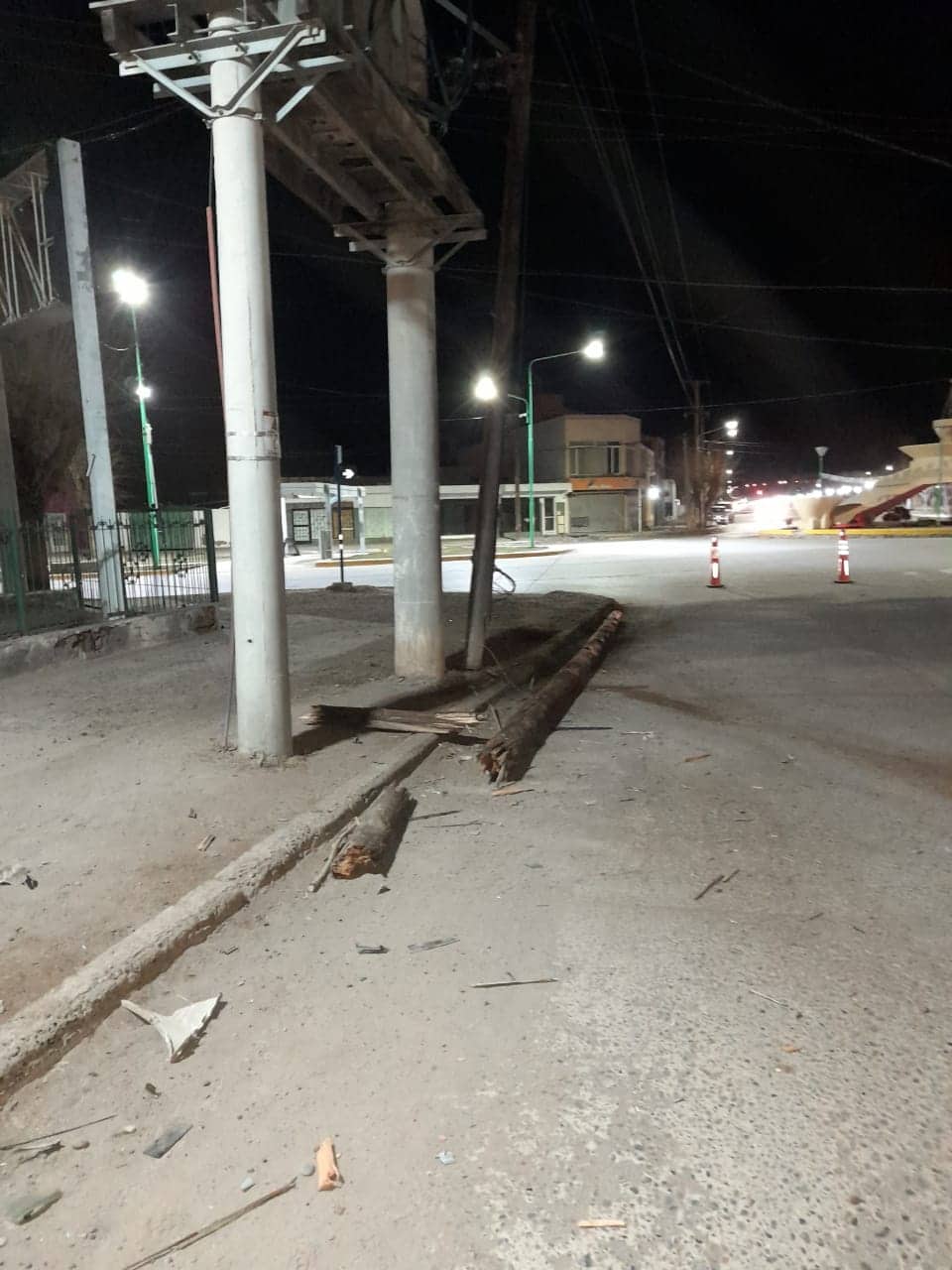 , Catriel: auto descontrolado chocó contra un poste
