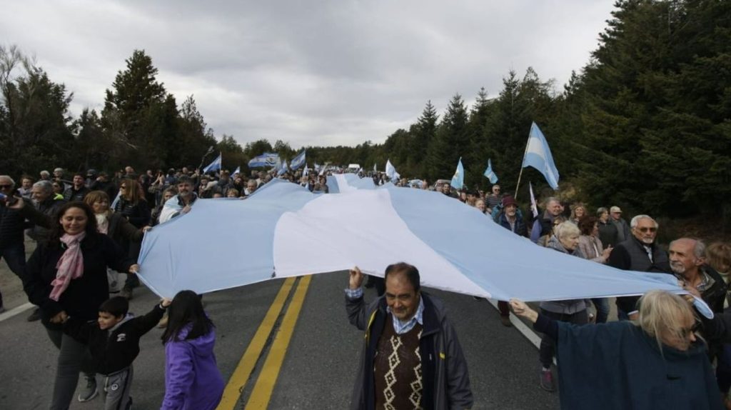 Banderazo en Mascardi contra el «terrorismo en la Patagonia»