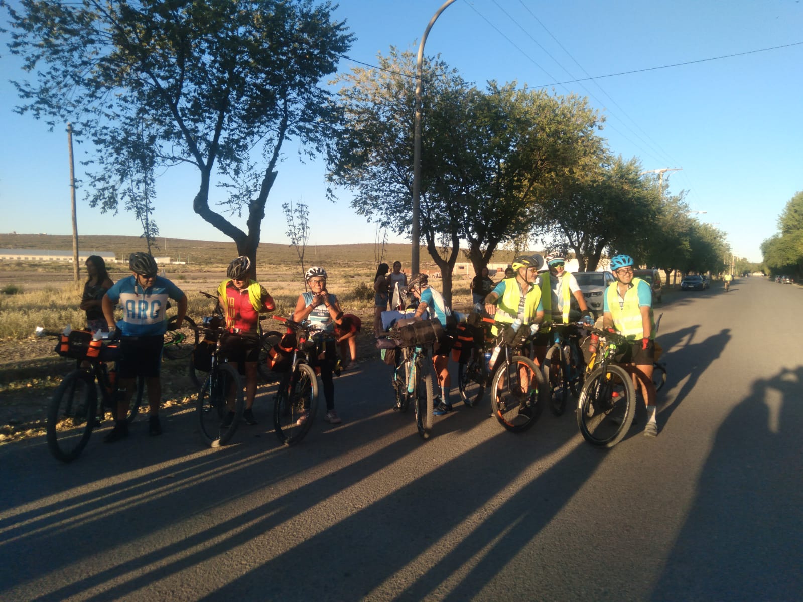 , Ciclistas en travesía desde Catriel a San Rafael