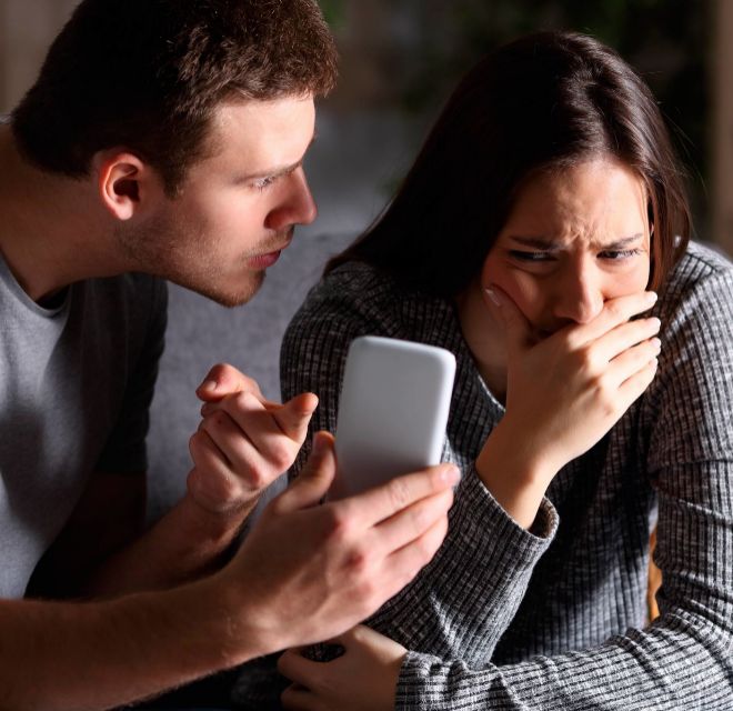 Qué es phubbing, la práctica de las parejas que genera discusiones por culpa del celular
