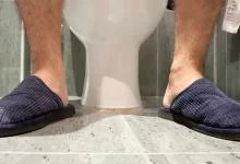 Estuvo media hora con el celular en el inodoro y se le cayó el intestino