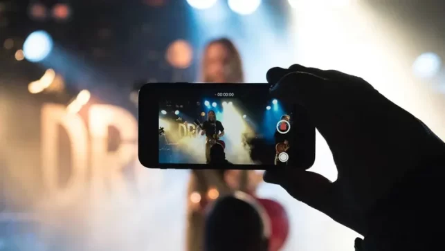 ¡Ojo! Podrían estar espiándote con la cámara del celular: cómo darse cuenta
