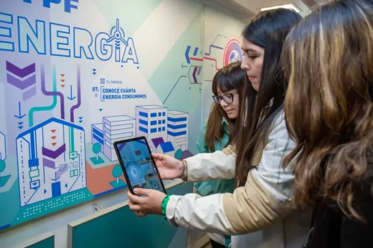 El aula móvil de energías renovables de Fundación YPF visita Catriel