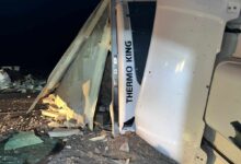 Camión con mercadería volcó cerca de Casa de Piedra Camión con mercadería volcó cerca de Casa de Piedra