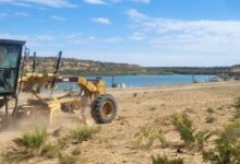 Casa de Piedra: acondicionan playas ante crecida del Lago