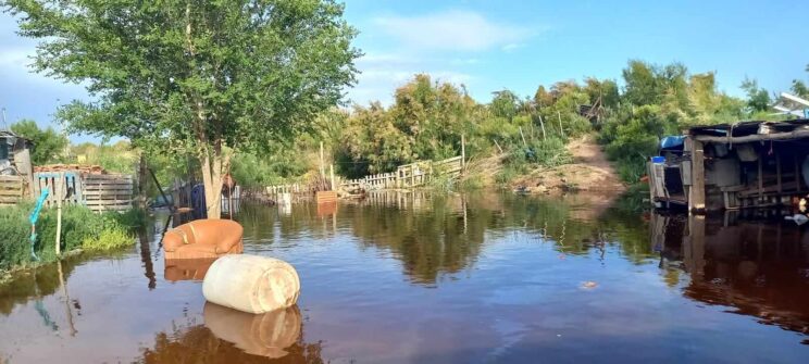 Catriel: por la crecida del Río, vecinos se autoevacúan. Se espera más caudal