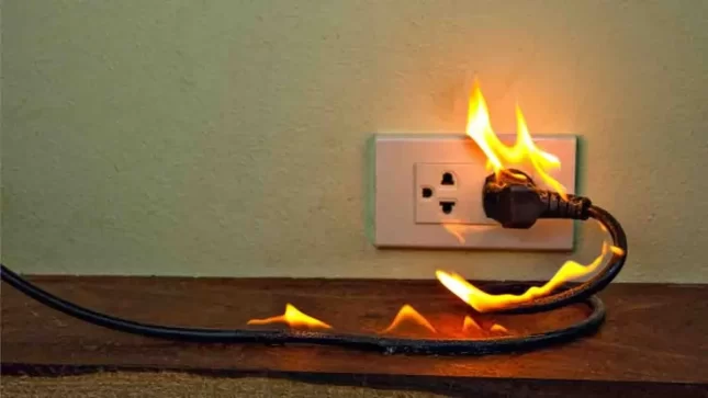 Los aparatos eléctricos que no debes enchufar a una “zapatilla”