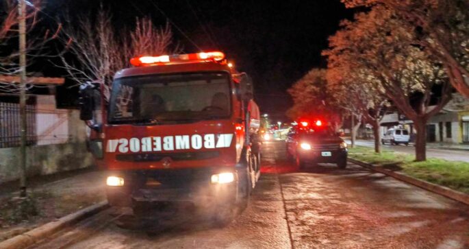 Catriel: bomberos iban a un incendio y chocaron. Una mujer herida