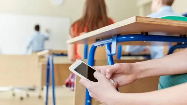 Río Negro: Proponen regular el uso de celulares en escuelas