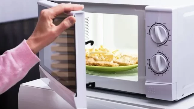 5 comidas que nunca deben recalentarse en el microondas