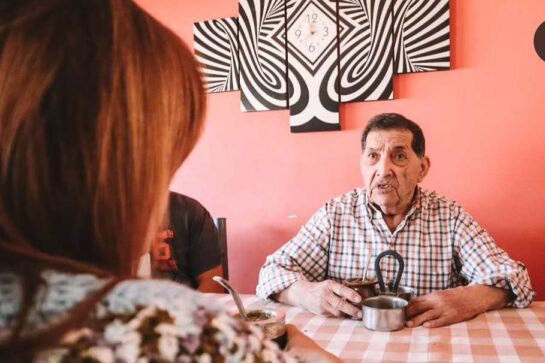 Salzotto visitó al abuelo que le negaron el baño en el Banco Nación