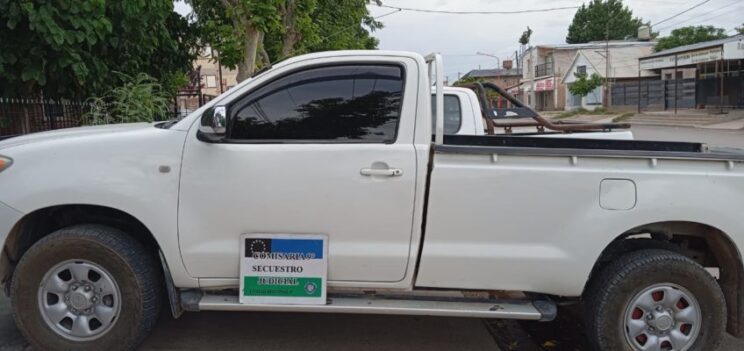 Policía secuestró camioneta flojita de papeles