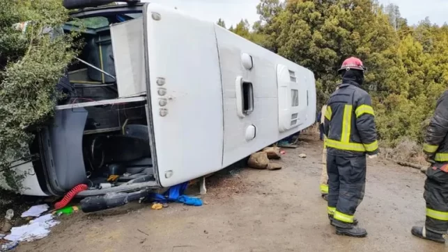 Villa Traful: volcó un colectivo en la Ruta 65. Hay varios heridos