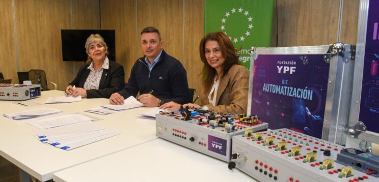 La Fundación YPF entregó kits tecnológicos educativos