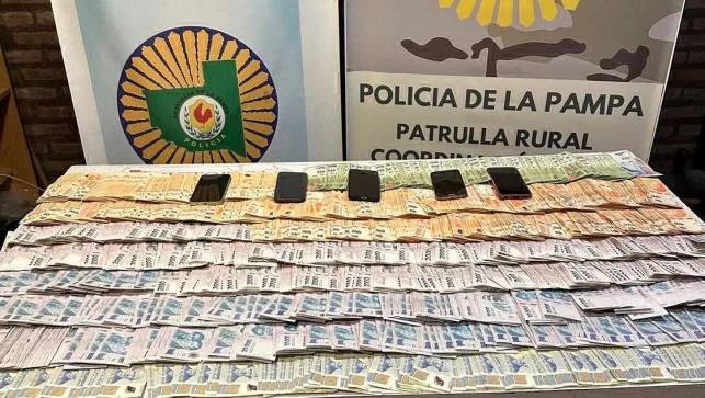 Robaron millones y los detuvieron porque se quedaron sin nafta