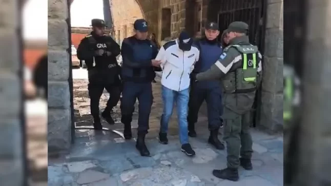 Tolerancia cero: expulsan del país a un chileno tras robar pertenencias de un vehículo