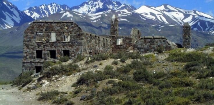 San Rafael: Limpiaron un hotel abandonado en Alta Montaña que es visitado por miles de turistas