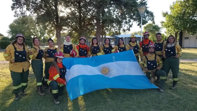 25 de Mayo: Bomberos compraron pecheras y mochilas forestales