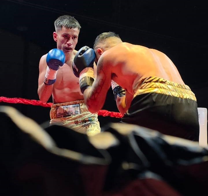 Gran noche de boxeo en Catriel, escenario de una velada de alto nivel con combates amateurs y profesionales que hicieron vibrar al público.