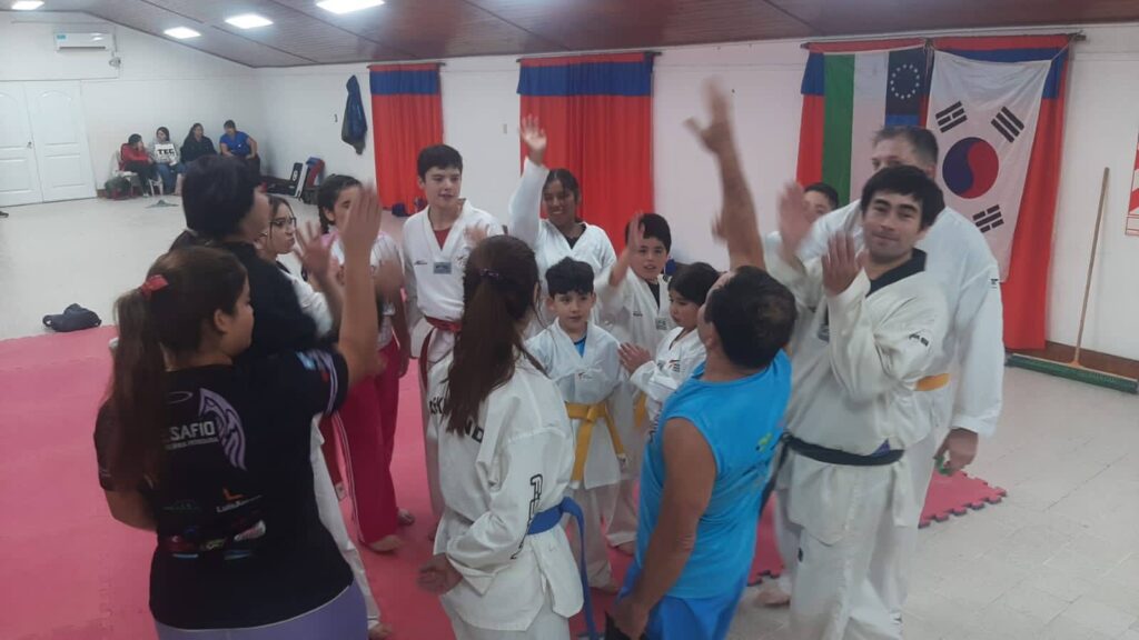 Gran participación en la Clínica de Lucha Olímpica realizada en 25 de Mayo