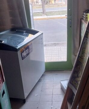 Inseguridad en Catriel-Rompieron el vidrio de un comercio y robaron mercadería