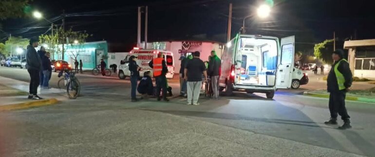 Catriel: auto embistió a dos mujeres en bicicleta