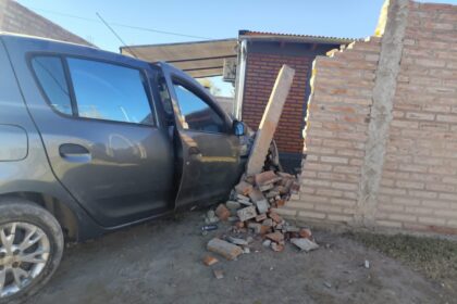 Catriel: auto derrapó y terminó en el patio de una casa
