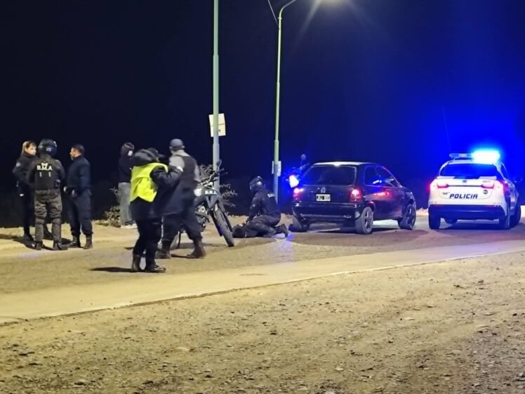 Catriel: huyó de un control de tránsito, chocó a un patrullero y fue detenido