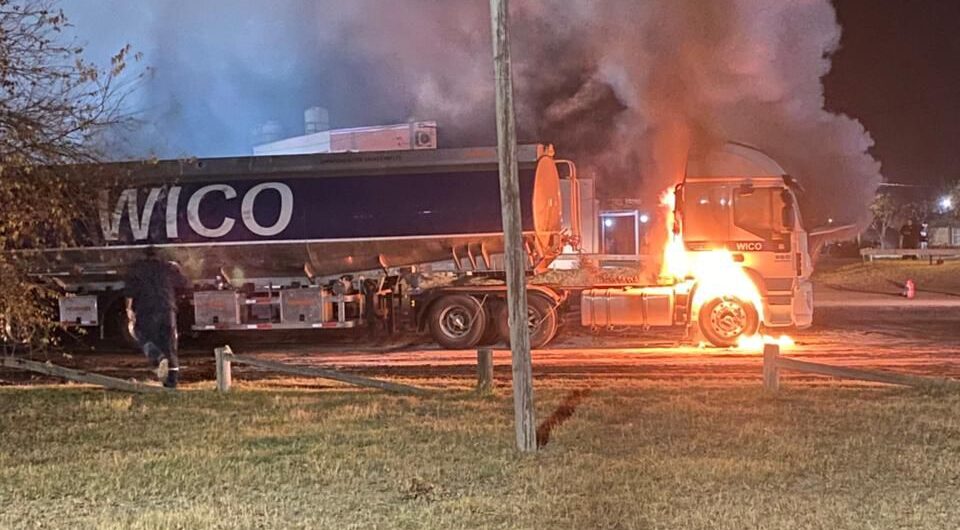 Santa Isabel: incendio destruyó la cabina de un camión sobre la Ruta Nacional 143