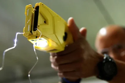 Aprobaron el uso de la taser en Río Negro: ¿cómo funciona esta arma no letal?